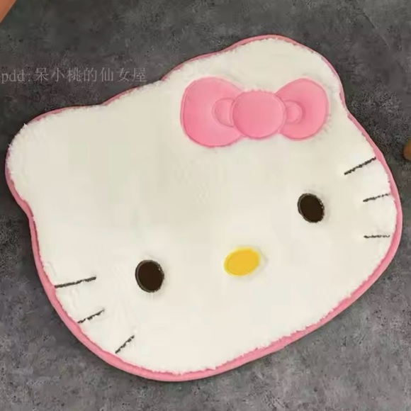 COPY - Hello Kitty Plush Bathmat White 22"” wide x 18"tall - Picture 4 of 9